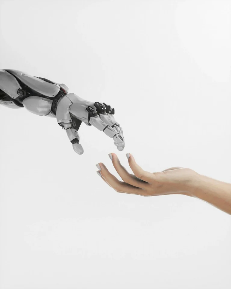 Mão de um robot e mão humana