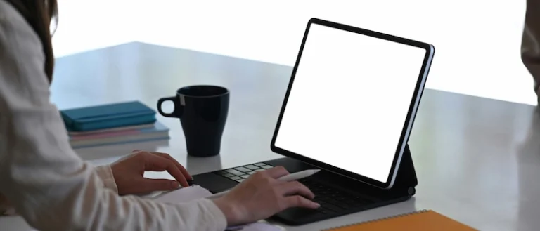 Pessoa trabalhando no notebook