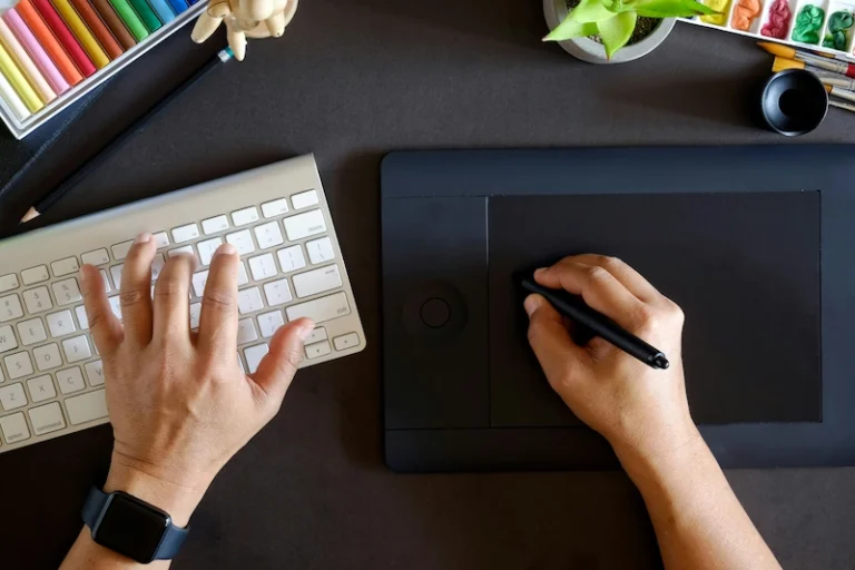 Pessoa escrevendo numa tela digital