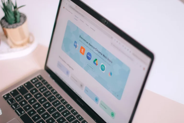 Tela de notebook mostrando extensões do chrome
